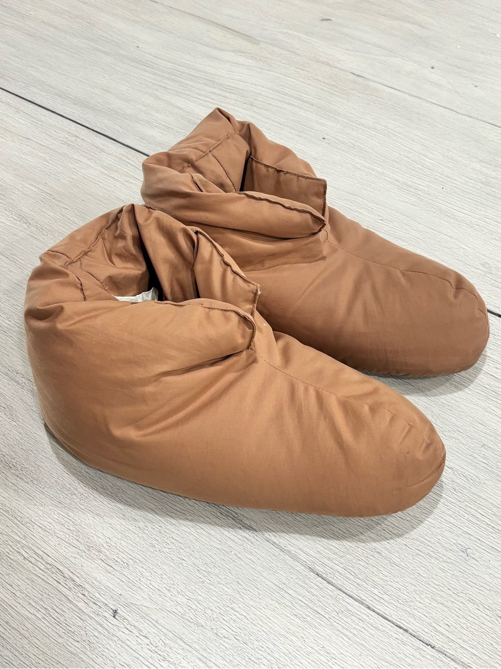 LINENS’N THINGS Unisex Brown Fluffy Down Filled Slippers One Size 12.5” X 7”